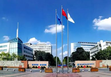 ���չ�ҵ�ɷ��ƽ���ҵ���ṹ�Ե���ʵ��